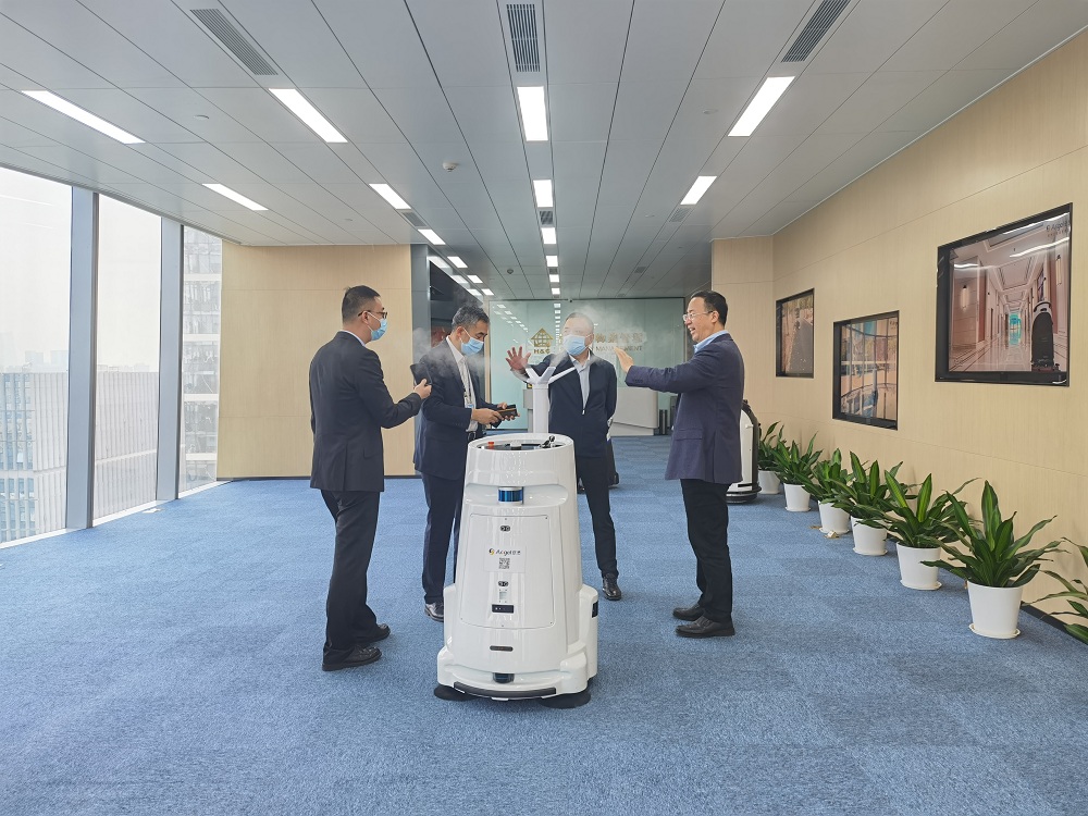 深圳机场一行领导莅临安杰智能机器人展厅参观指导